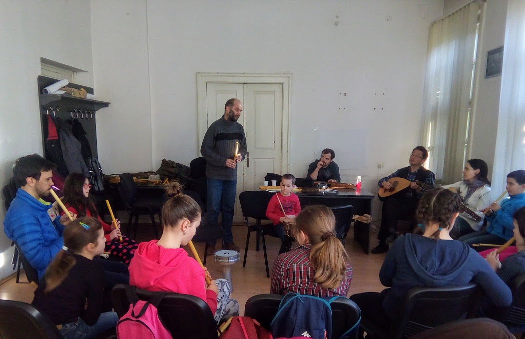 Pásztorfurulyát tanulnak a marosvásárhelyi gyerekek