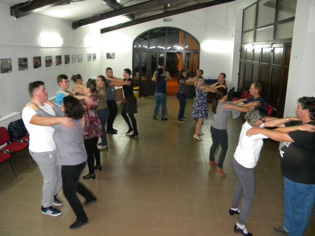 A néptáncot kedvelőket várják minden héten tanulni Aradon