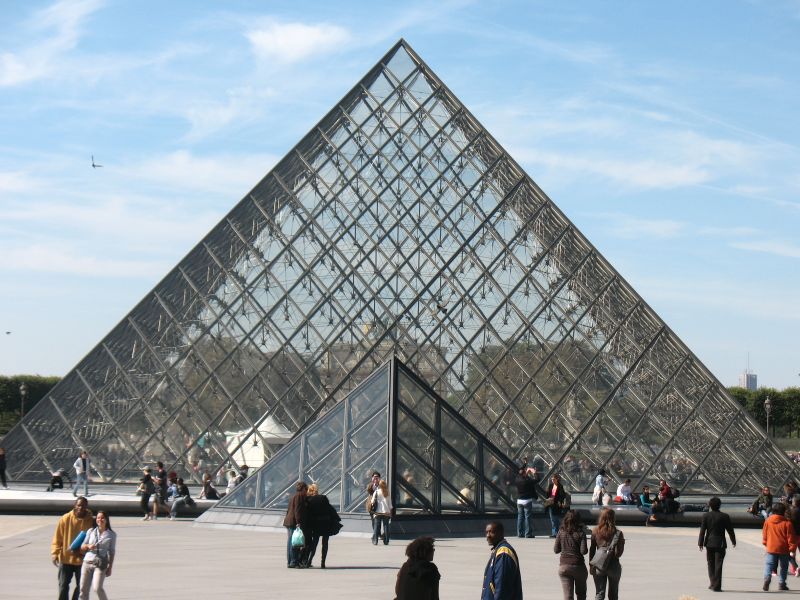 A Louvre 45 %-al megemeli a belépőjegy árát a nem európai látogatói számára