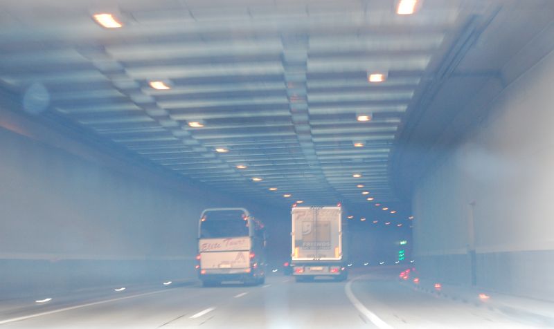 Kamionokban elrejtőzött migránsokat tartóztattak el az Arad megyei határőrök