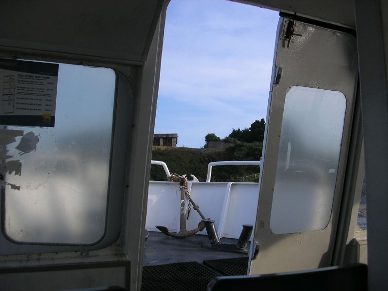 Kimenekítették az utasokat a felgyúlt hajóról