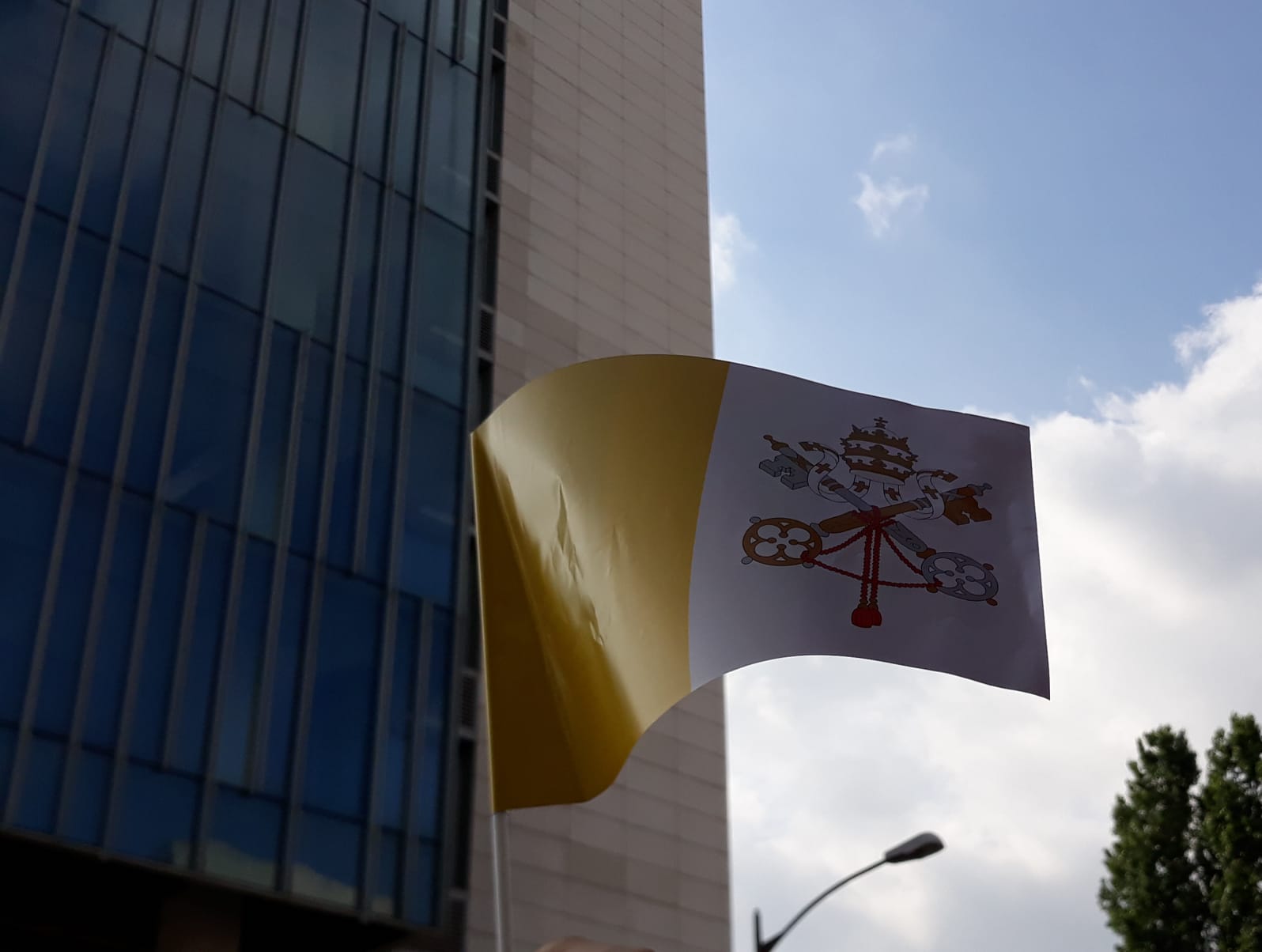 Első külföldi útjaira indul XIV. Leó pápa