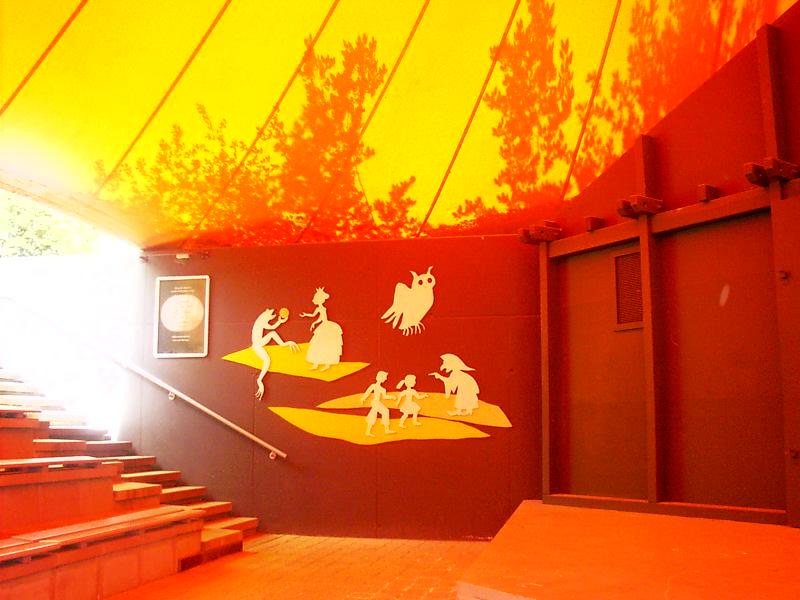 Állandó átrendeződésre kényszerülnek a színházak évadtervei