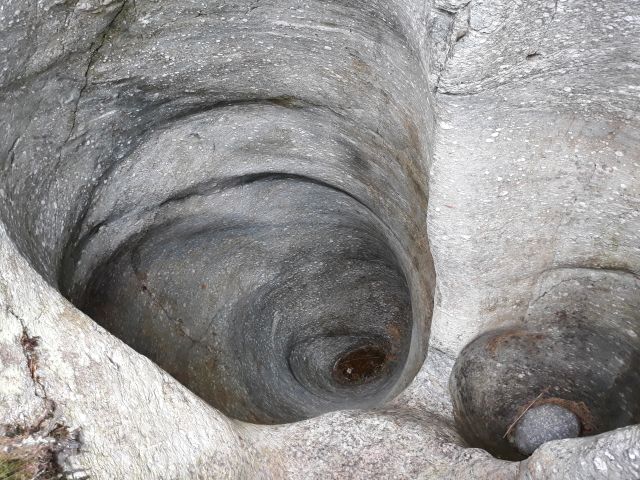 Hét napig sikerült életben maradnia egy sziklahasadékba zuhant túrázónak