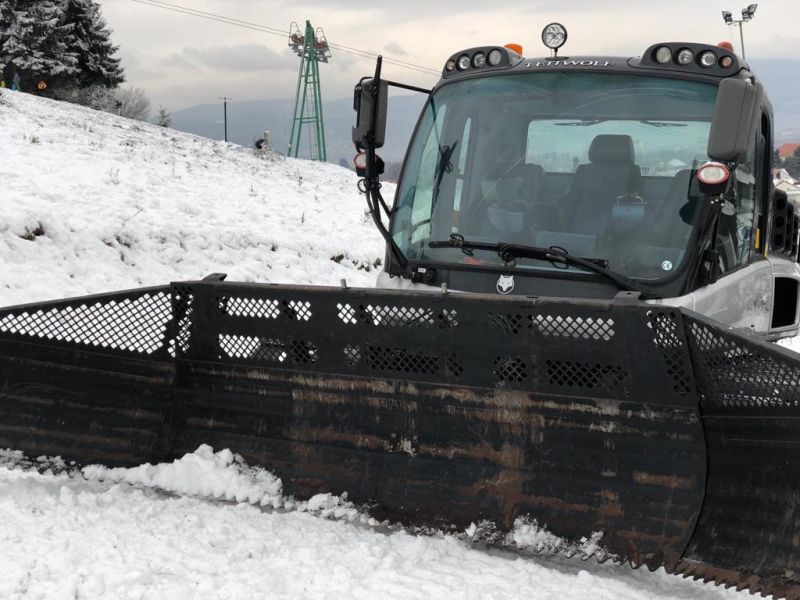 Teljes erőbedobással takarítják a havat az utakról