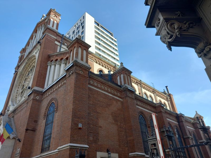 Lebonthatják a bukaresti katolikus és református templom melletti Cathedral Plaza irodaépületet