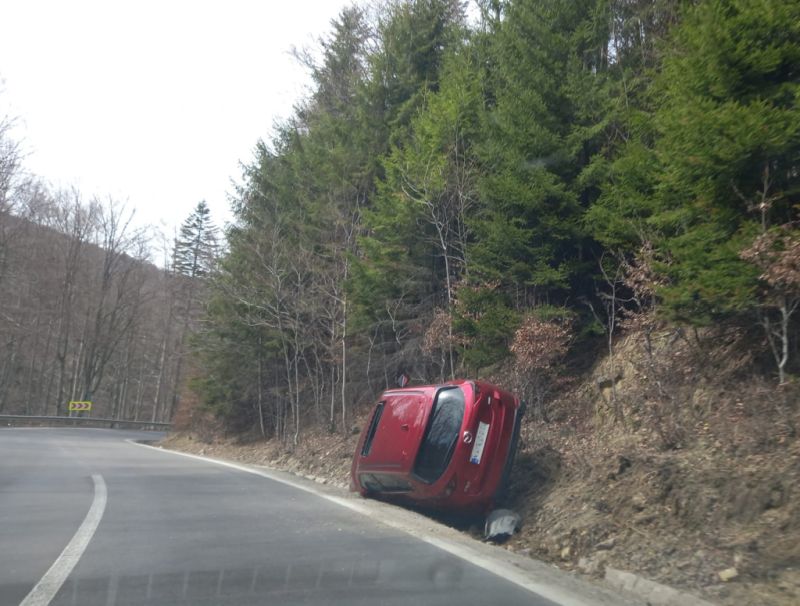 Kisbusz borult az árokba Brassó megyében