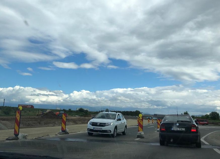 Mától kötelező a rövid vagy menetfény használata a közutakon