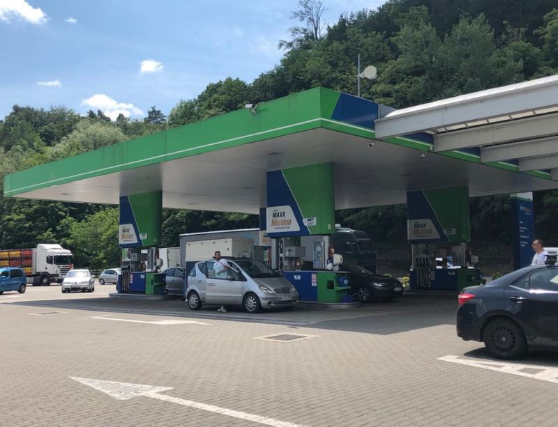 Benzinkutak blokkolásával tiltakoztak a sofőrök