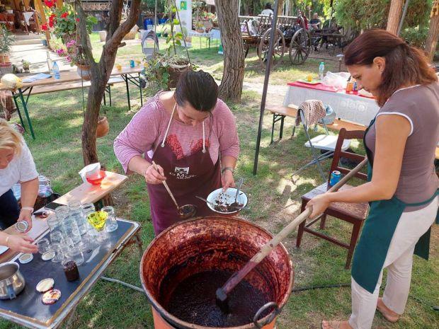 Közösen főztek szilvaízt a tájházban