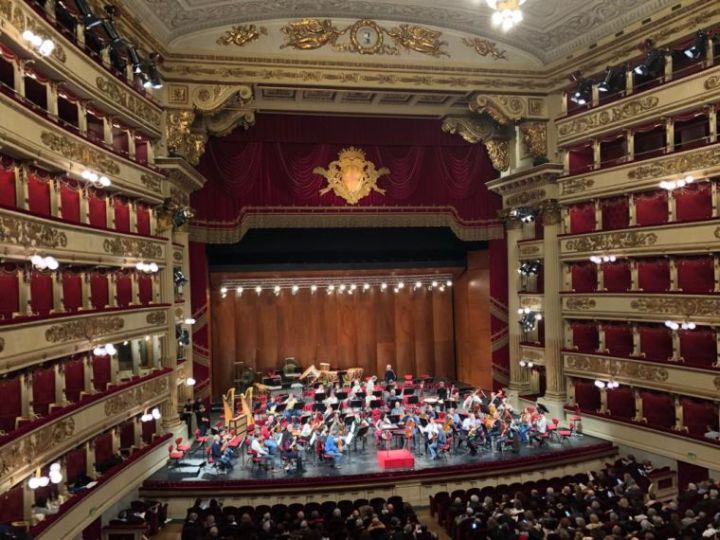 A Kisvárosi Lady Macbeth című operával nyitották meg a milanói Scala évadát