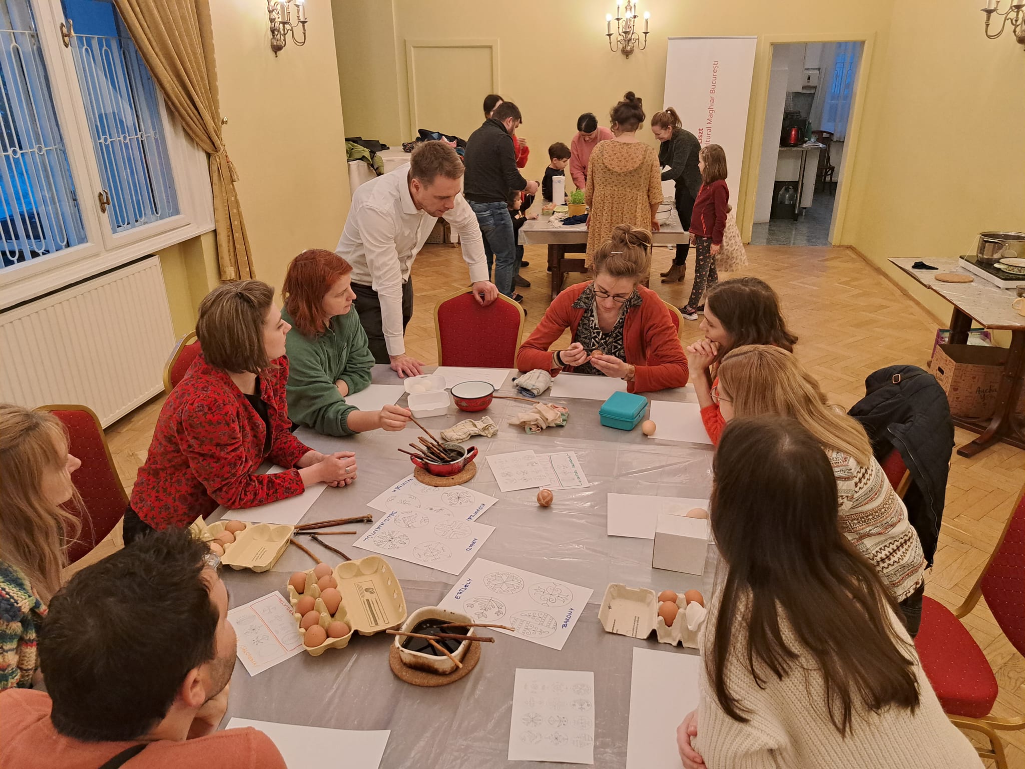 Tojásokat írtak, festettek a Bukaresti Liszt Intézetben