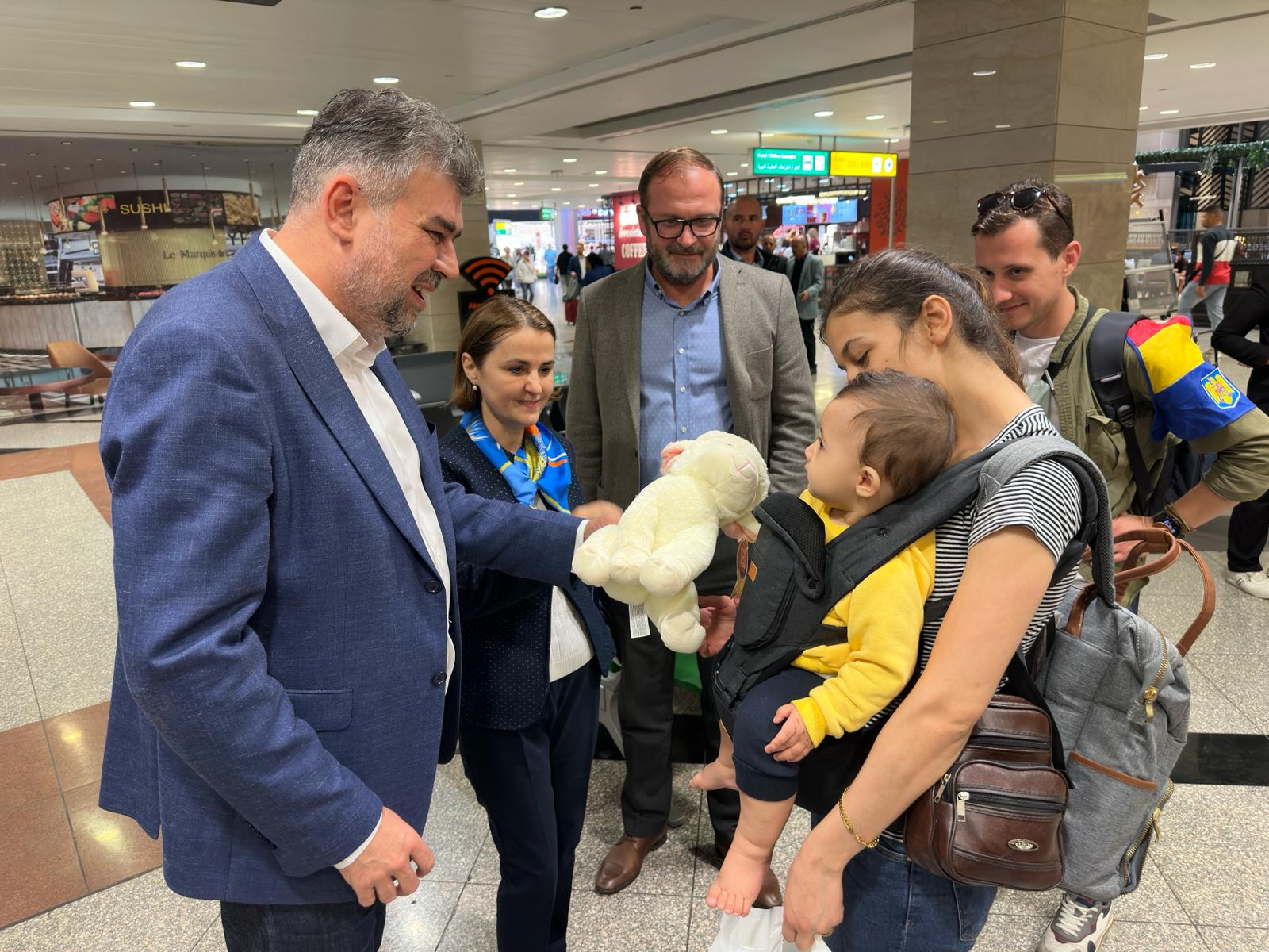 Megérkezett Bukarestbe a Gázai övezetből evakuált román állampolgárok egy csoportja