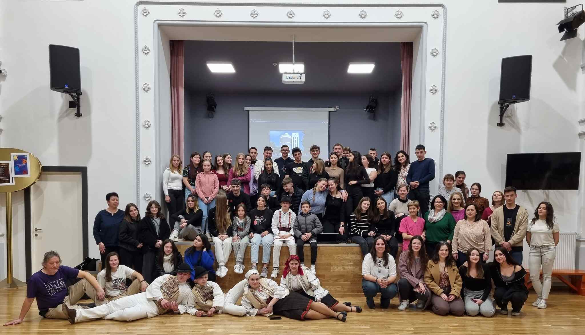 Csángó diákok a bukaresti magyar iskolában