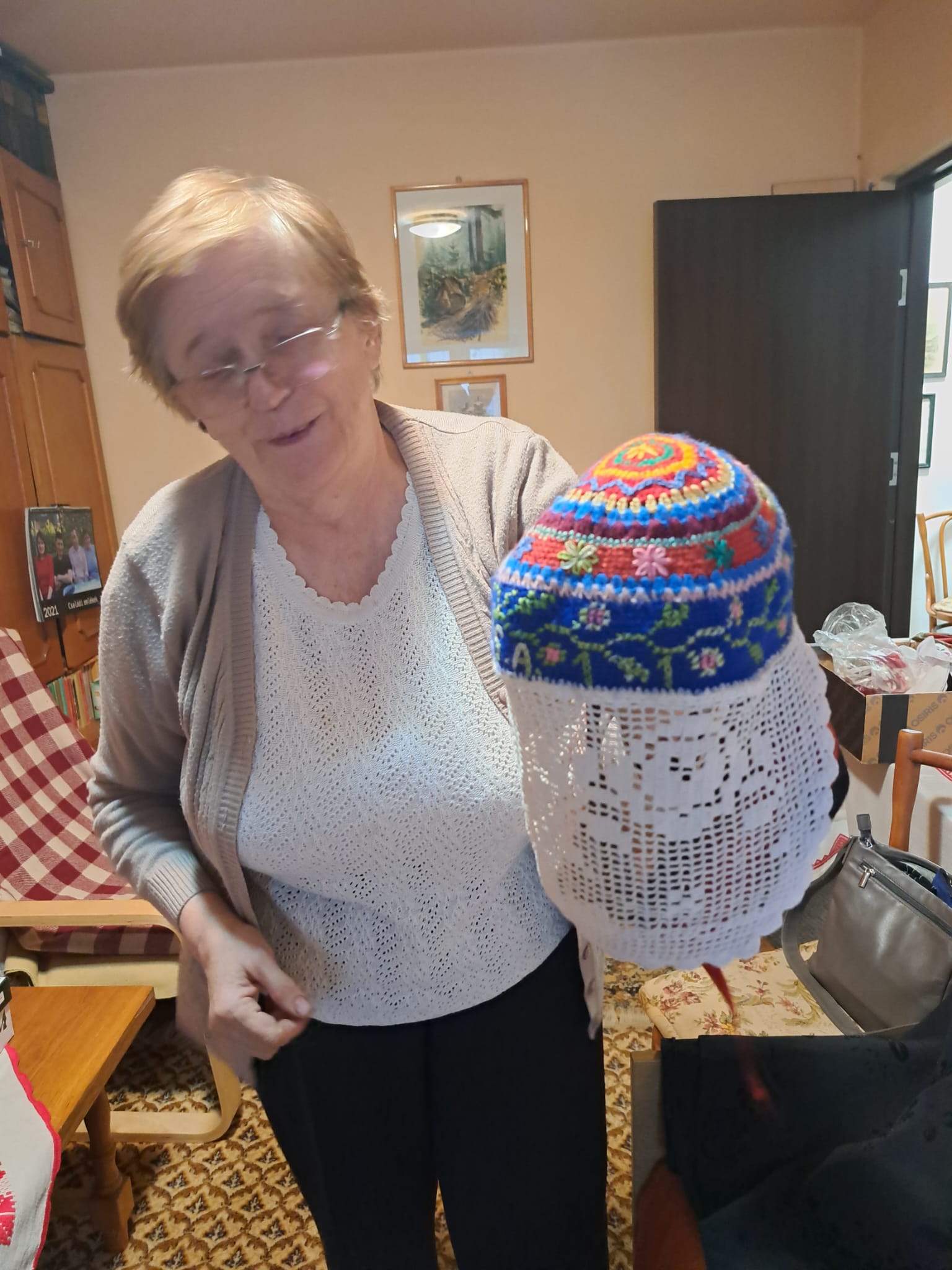 A csepesz a barcasági csángó viselet kelléke