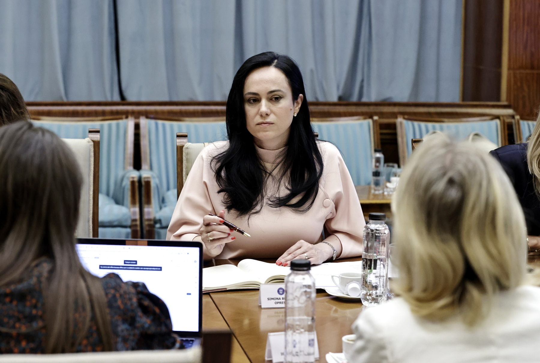 A parlament elé hívja az USR a munka- és családügyi minisztert