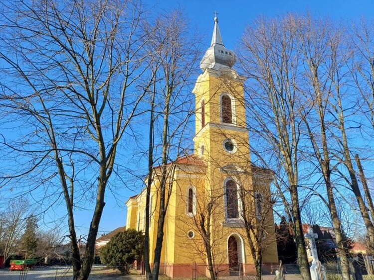 Új harang hívja a kisiratosiakat a templomba