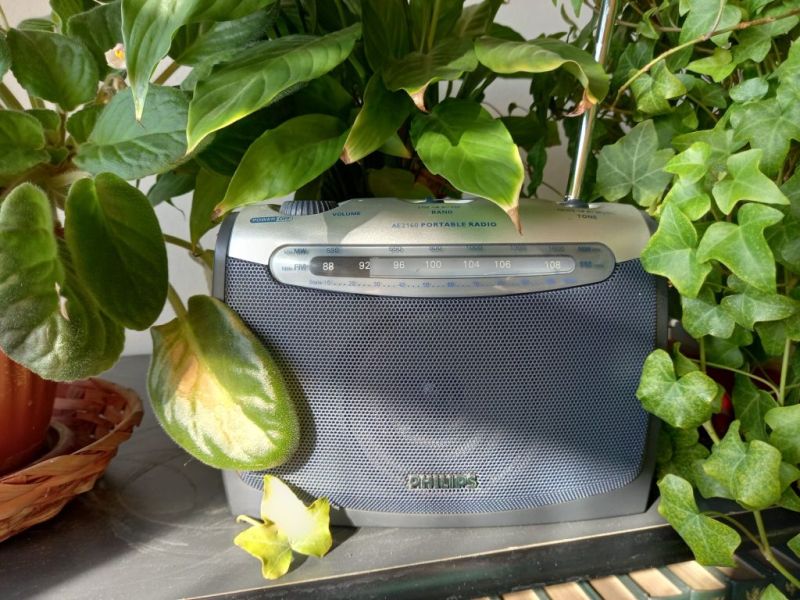 Száz éve szól a  rádió, amely megbízható útmutató a változó világban