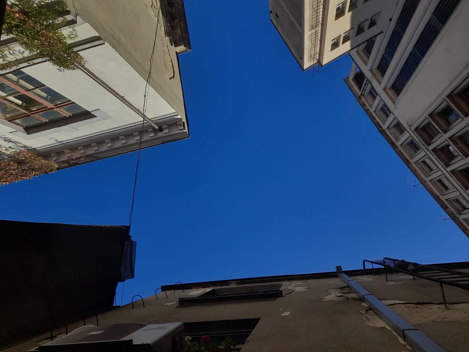 Több tucat diák rekedt az összeomlott iskolaépület romjai alatt Indonéziában