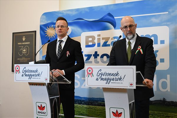 Szijjártó: Magyarország érdeke, hogy Romániának stabil kormánya legyen