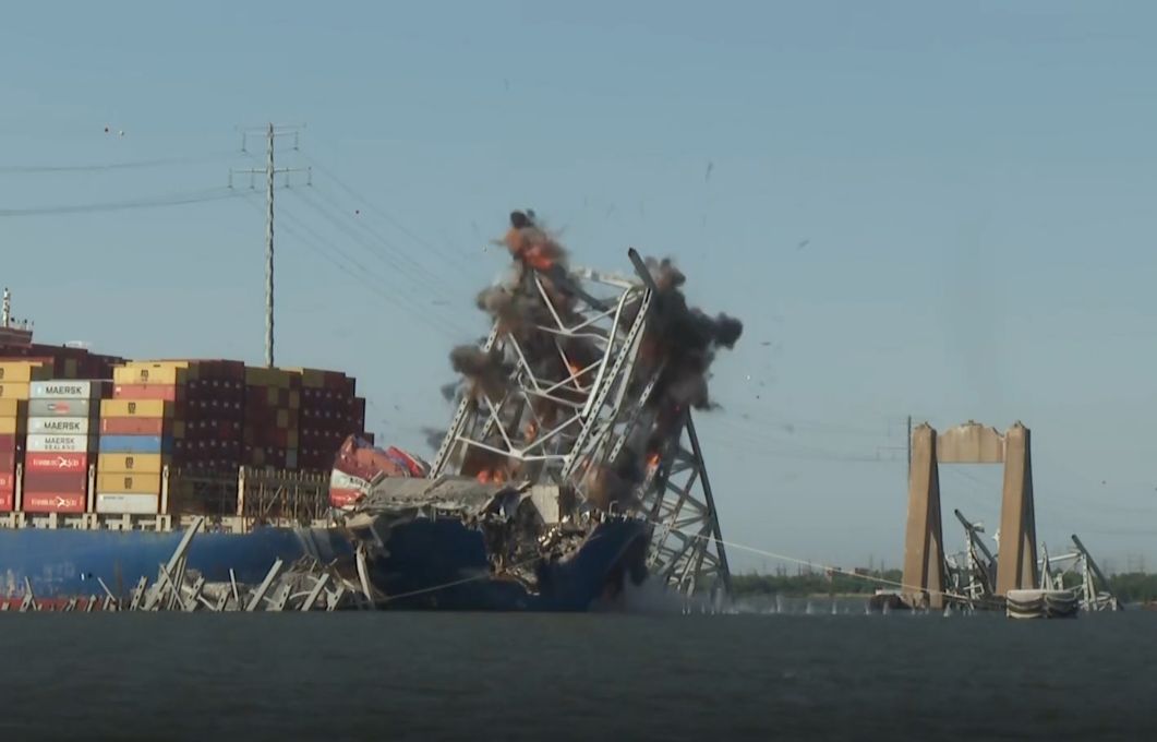 Robbantással távolították el az összeomlott Baltimore-i híd legnagyobb darabját a hídomlást okozó konténerhajóról