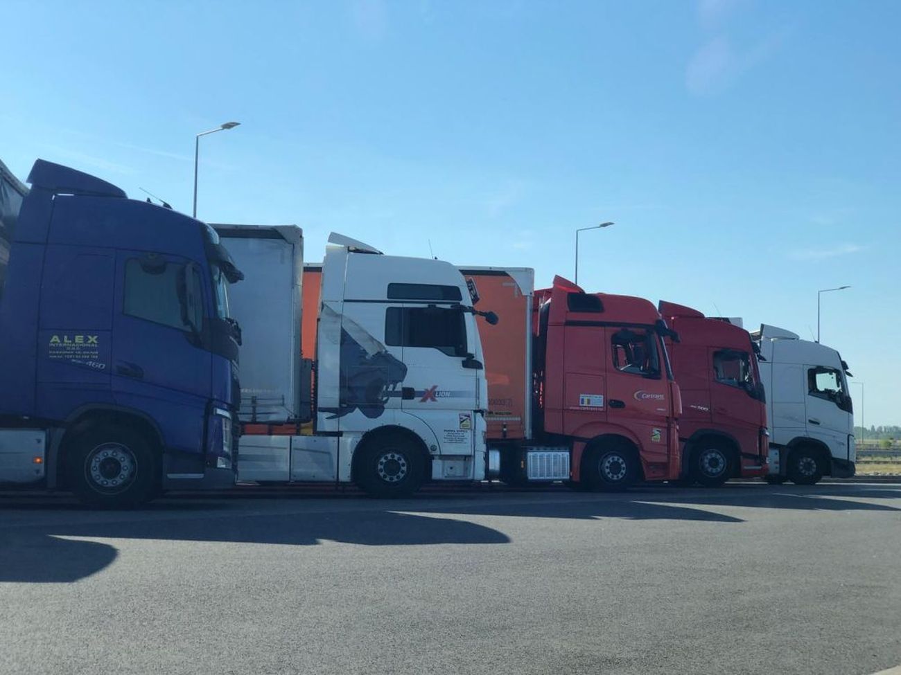 Szombat délutántól van csak kamionstop Magyarországon