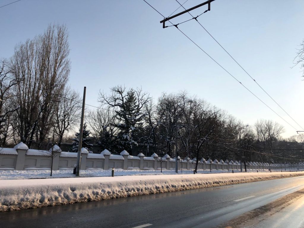 Az elnöki hivatalnál tüntetnek a civilek