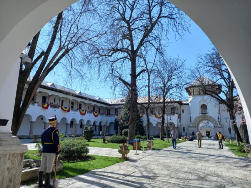 Több ezren tiltakoznak a Cotroceni-palota előtt