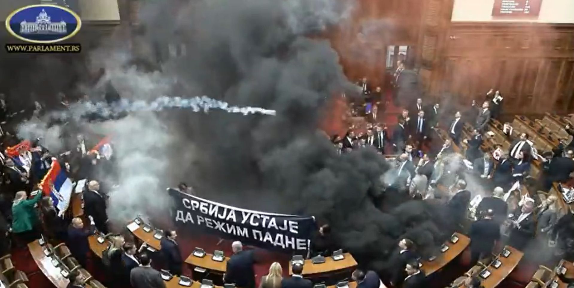 Káoszba fulladt a szerb parlament ülése