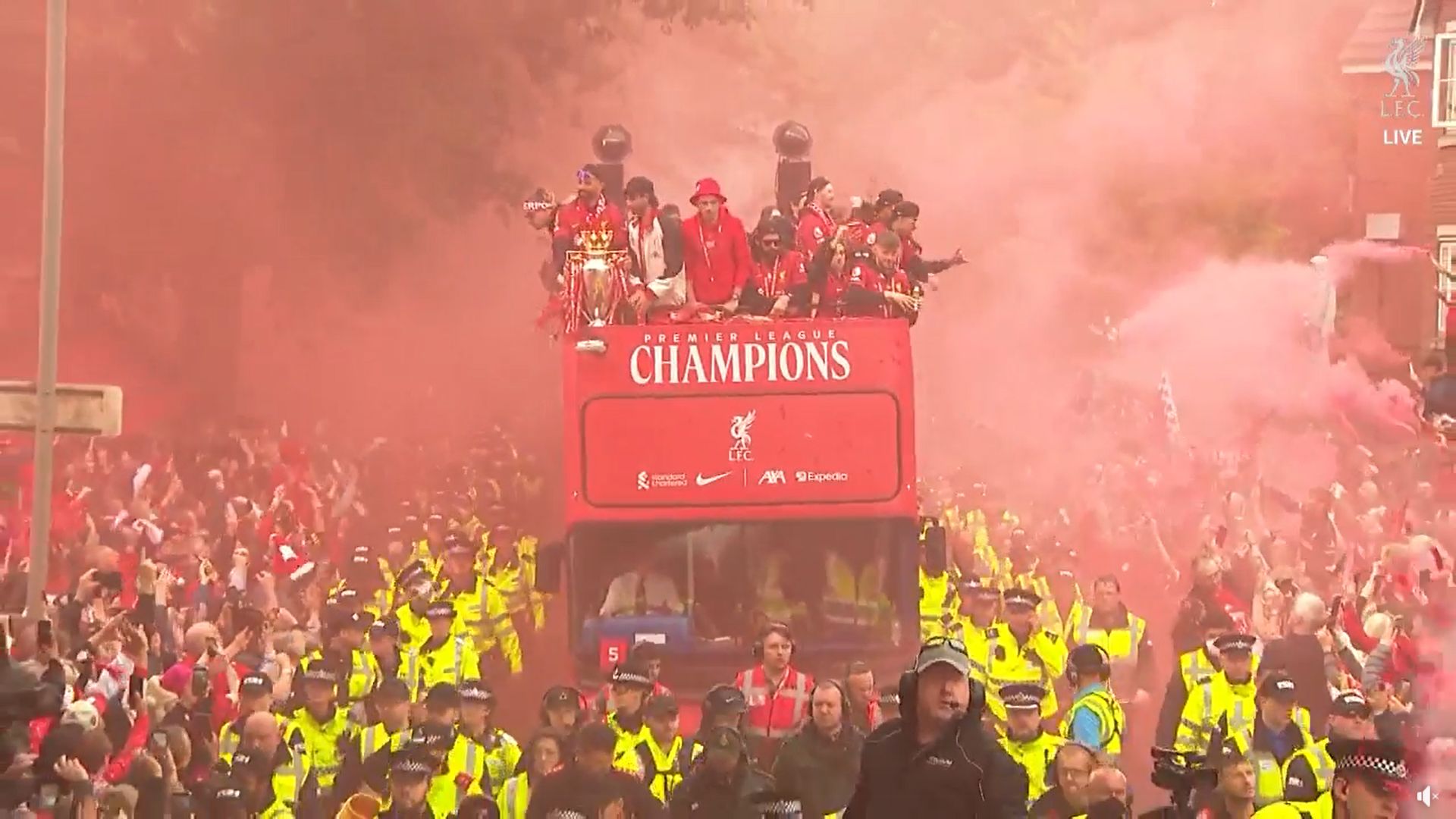 A Liverpool bajnoki győzelmét ünneplő tömegbe hajtott egy férfi