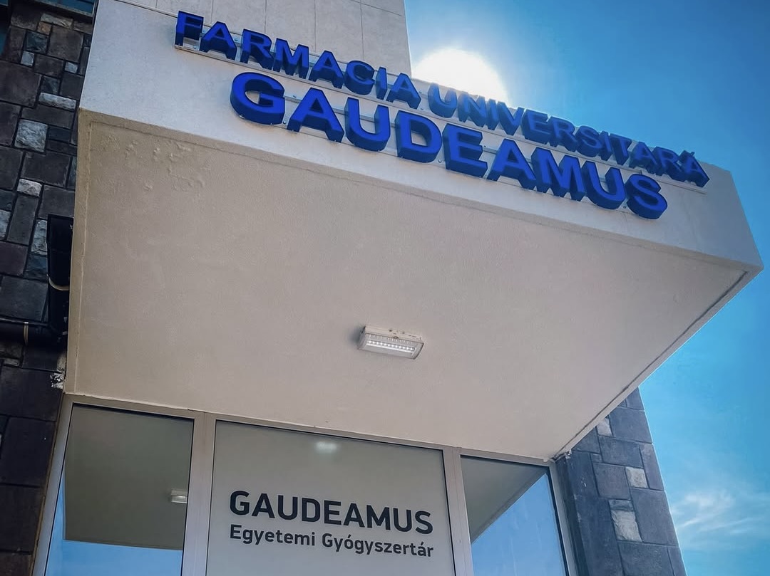 Magyar felirat került a marosvásárhelyi egyetemi gyógyszertár bejáratára 