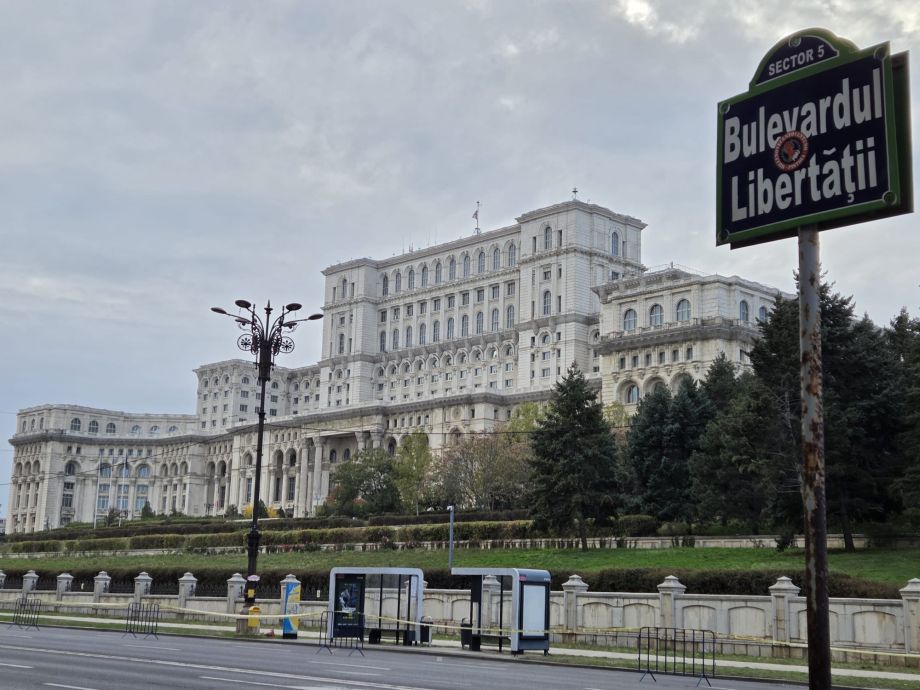 Ma olvassák fel a parlamentben a bizalmatlansági indítványt