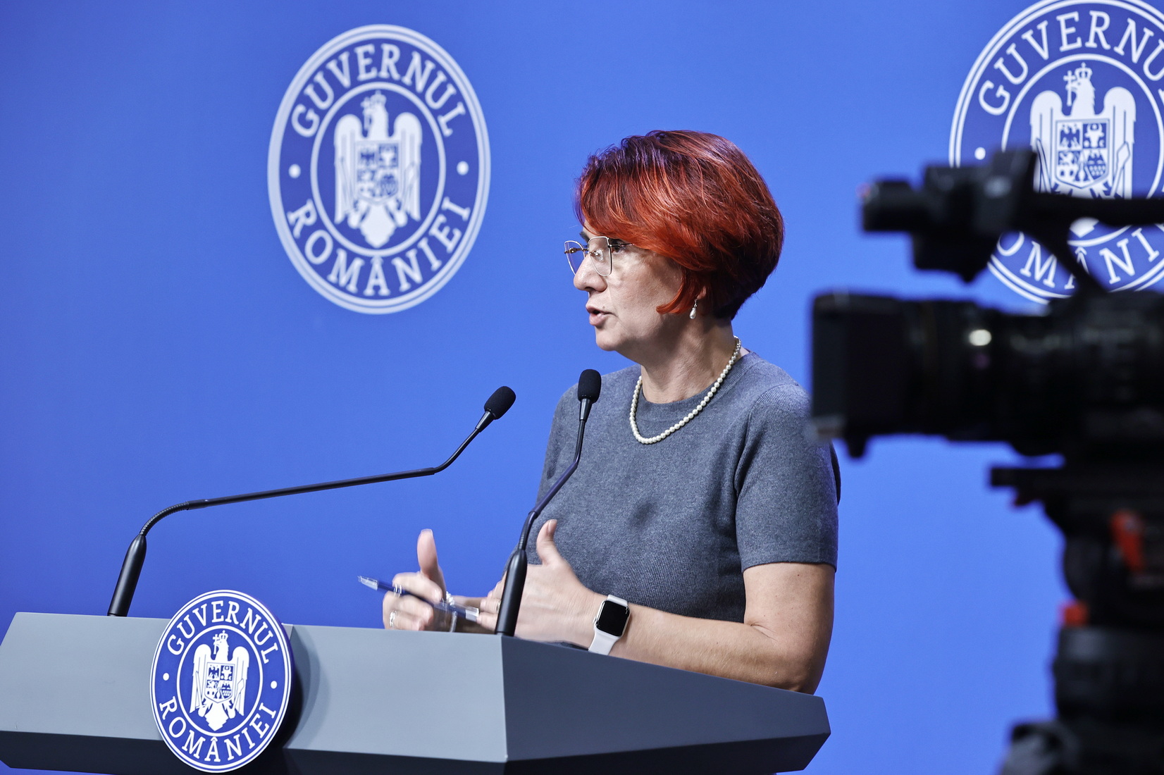 A közalkalmazotti fizetések nem csökkennek automatikusan 10 százalékkal