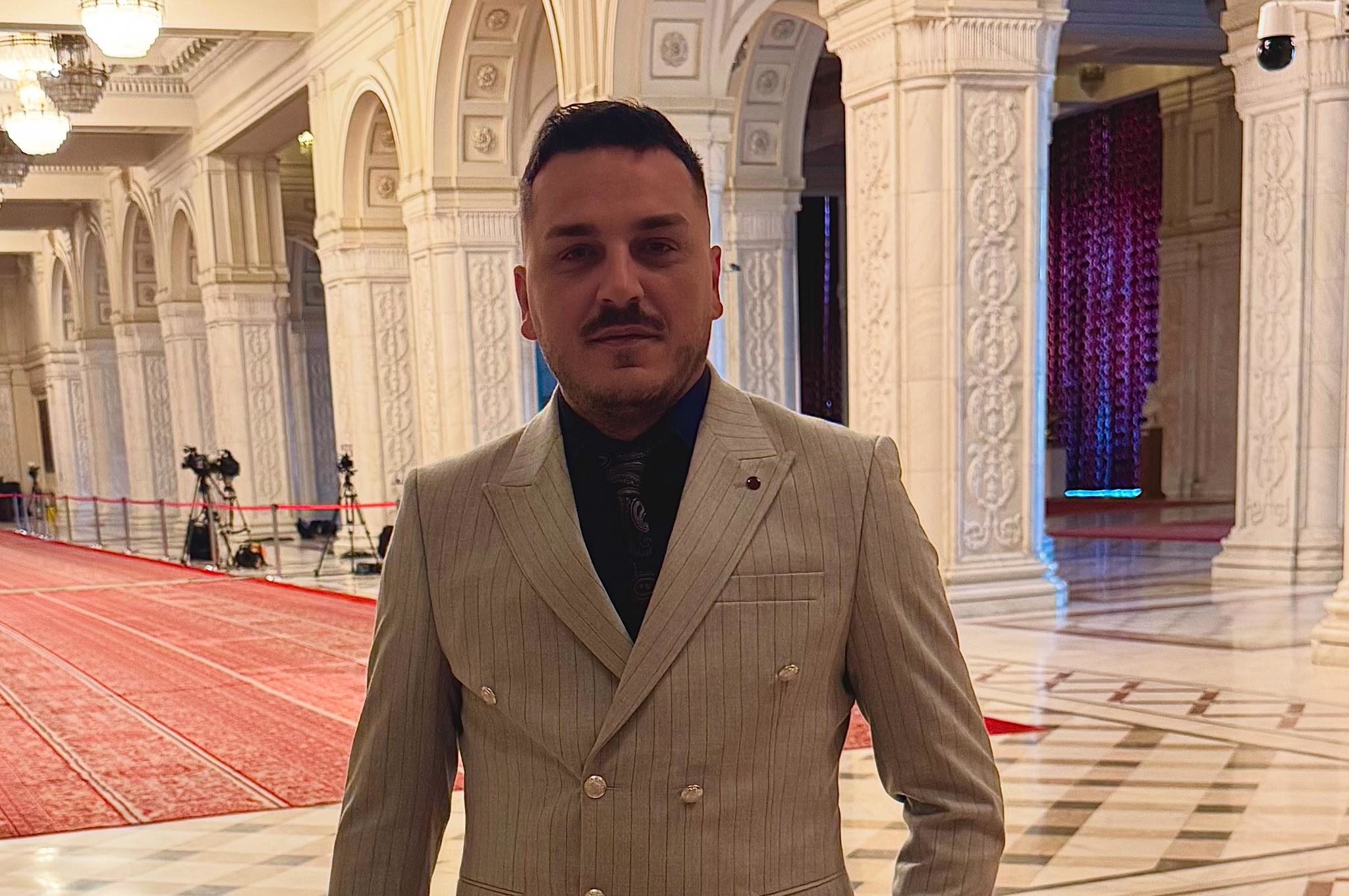 Néhány órával a választási kampány rajtja után visszalépett az egyik főpolgármester-jelölt