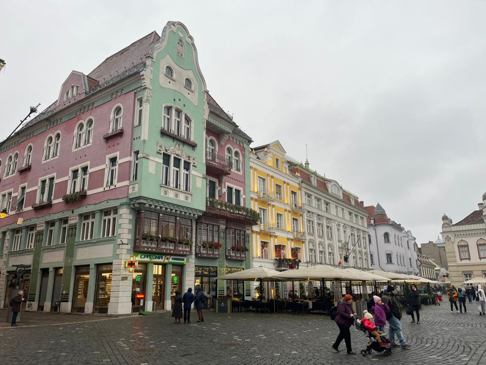 Több száz diák és szülő tüntetett a temesvári Opera téren