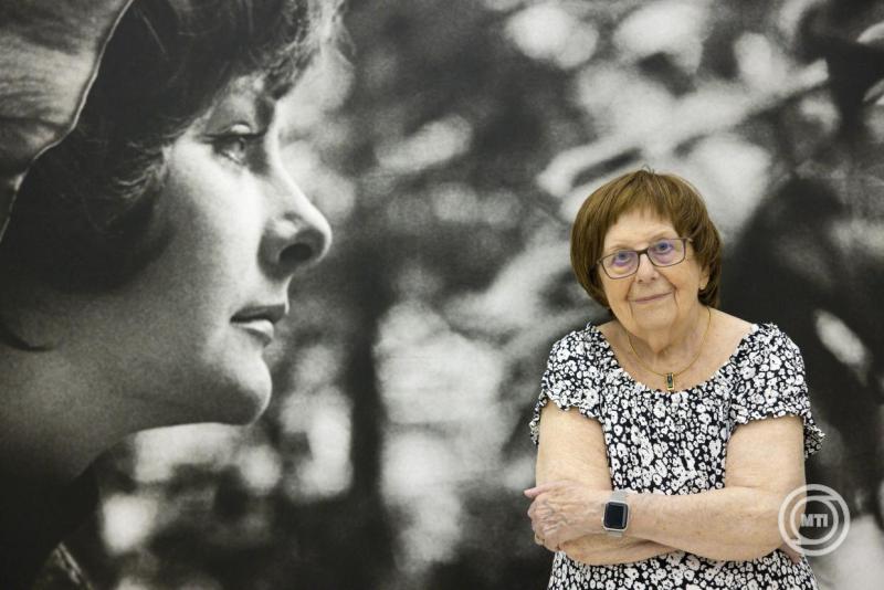 Ehunyt a fotóművész