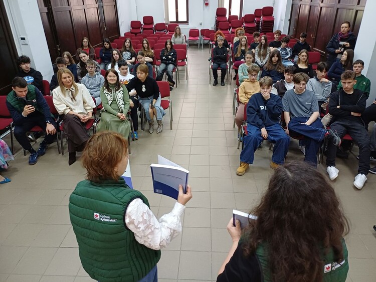 Tesztkönyveket adományozott a Communitas Alapítvány