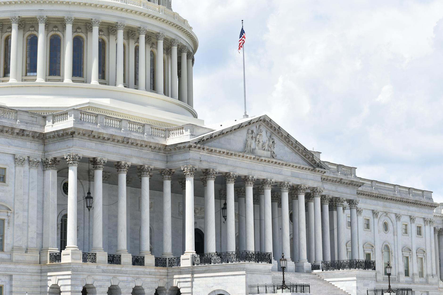 Tűzszünet ide vagy oda, Washingtonban újra fellángolt a vita Trump katonai hatalmáról