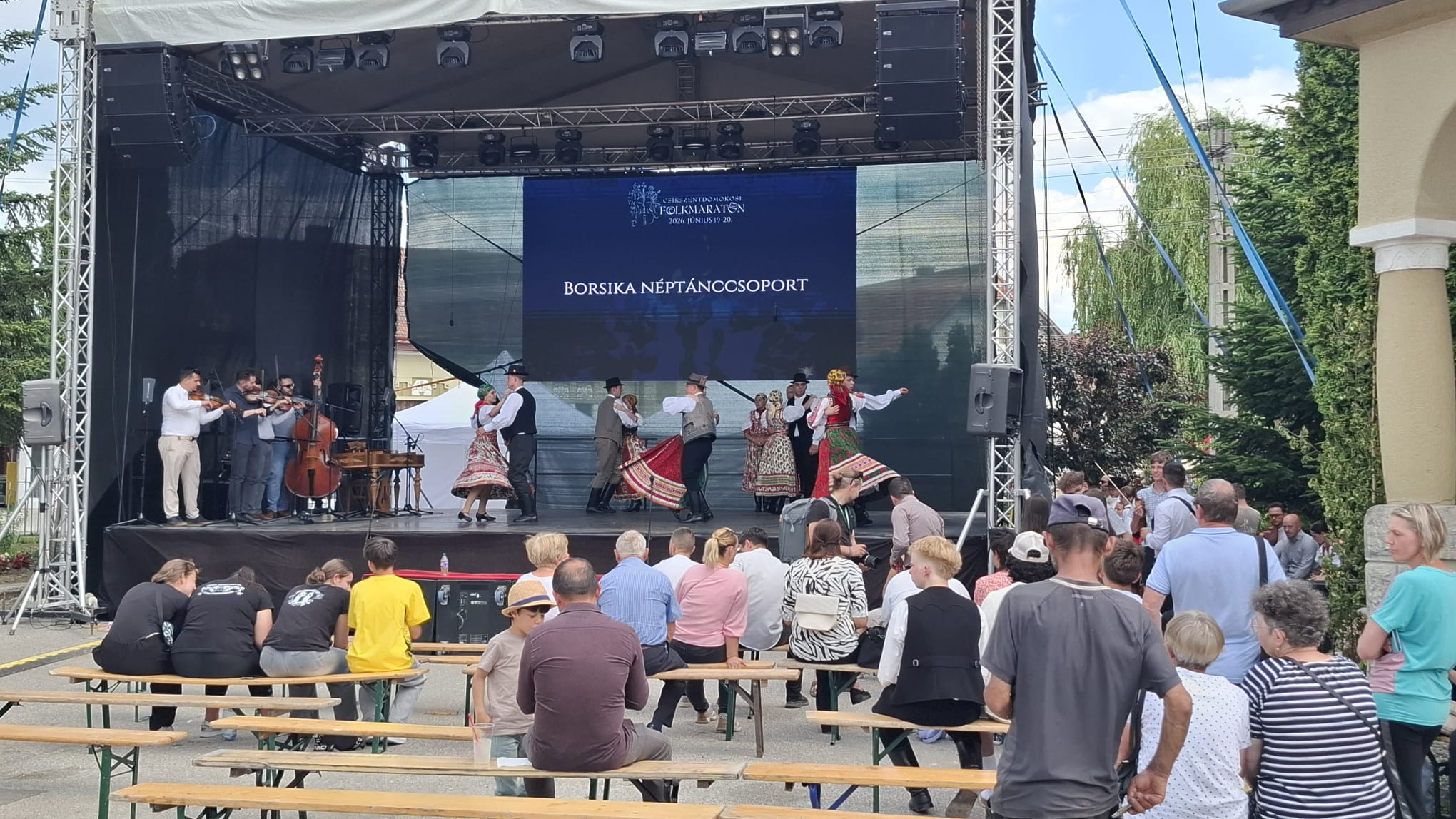 Néptánc seregszemle Csíkszentdomokoson