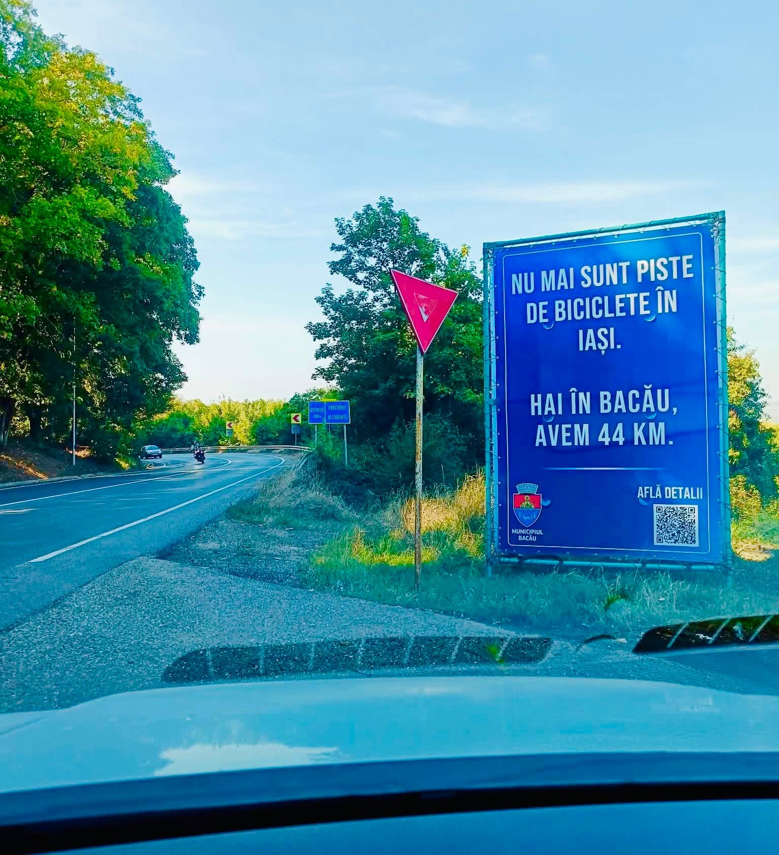Szokatlan óriásplakátok jelentek meg Jászvásár bejáratánál